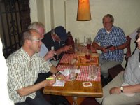 mc tour15 (26)  Im Gröninger: Michael schreibt eine Ansichtskarte